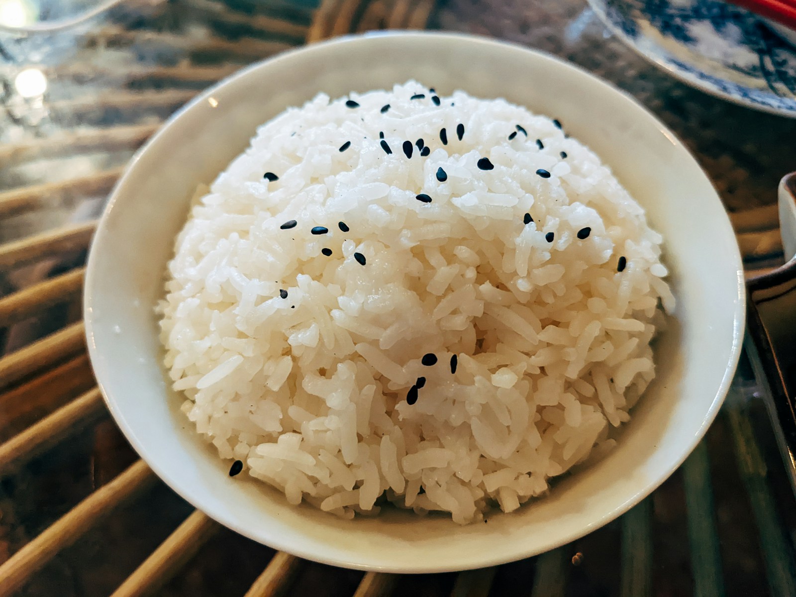 Tô cơm trắng Nhật Bản với hạt mè đen - Akita Komachi và Koshihikari gạo cao cấp