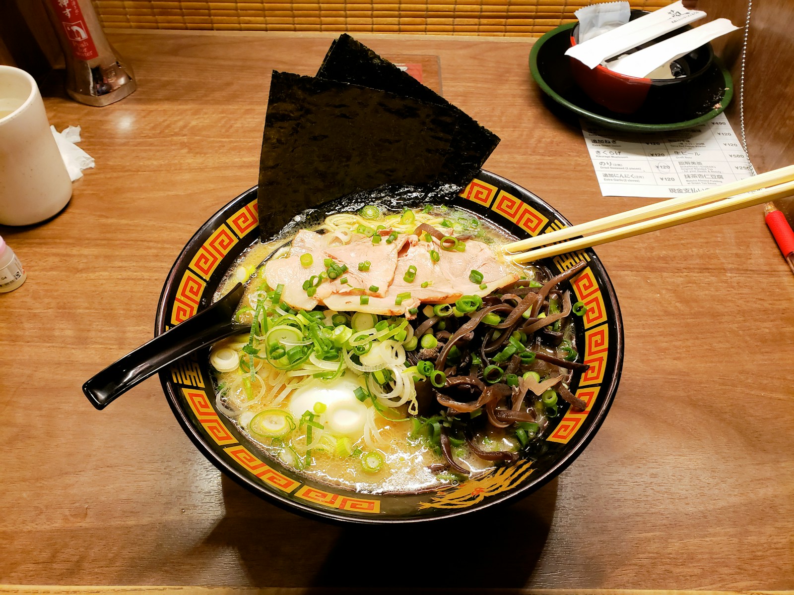Ramen đặc trưng Tokyo trong tô gốm nâu - phong cách Shoyu ramen