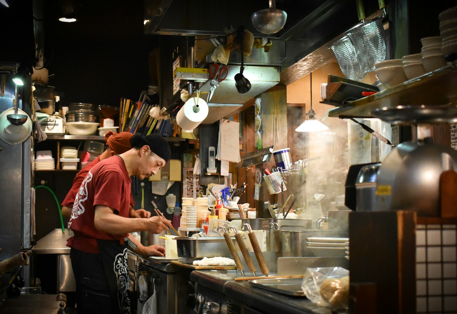 Đầu bếp nấu ramen trong nhà bếp nhà hàng ramen Tokyo nổi tiếng