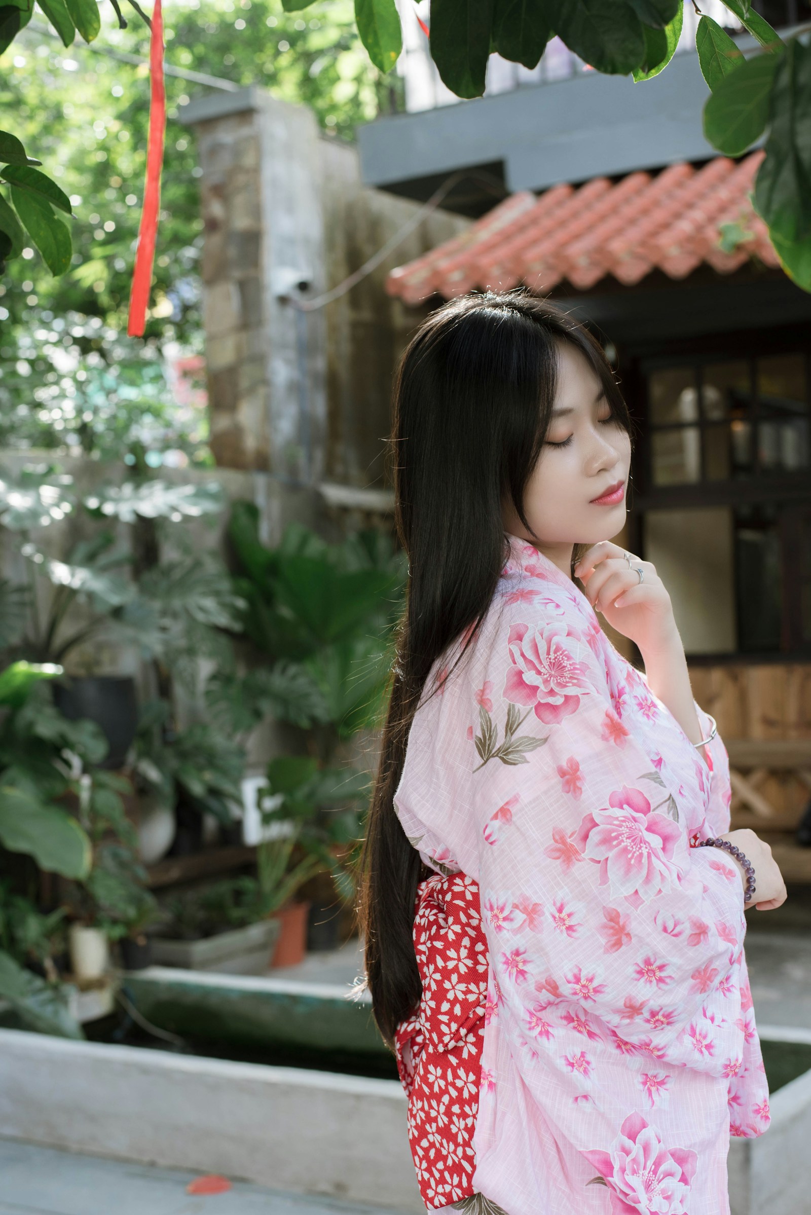 Thiếu nữ mặc yukata hồng đỏ kiểu truyền thống Nhật Bản - các loại yukata