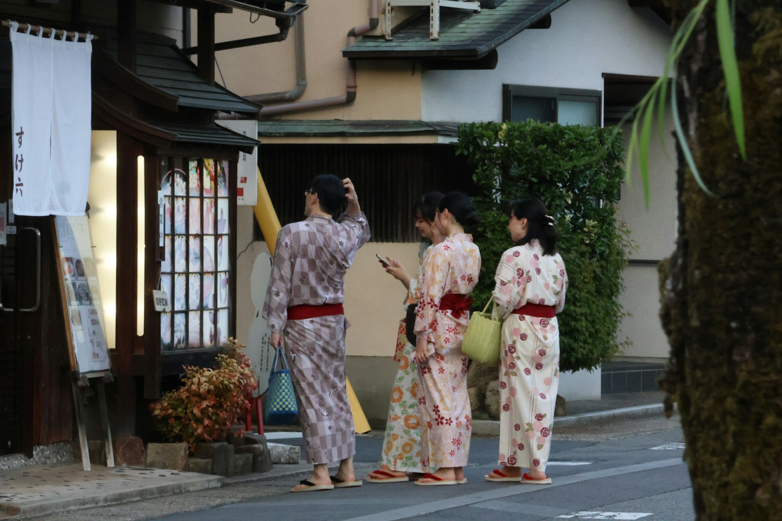 Ba cô gái mặc yukata đi dạo trên phố lễ hội Tanabata và Obon Nhật Bản