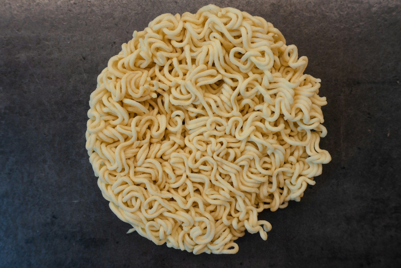 Bát mì ramen tonkotsu Fukuoka đặc trưng trên bàn nhà hàng
