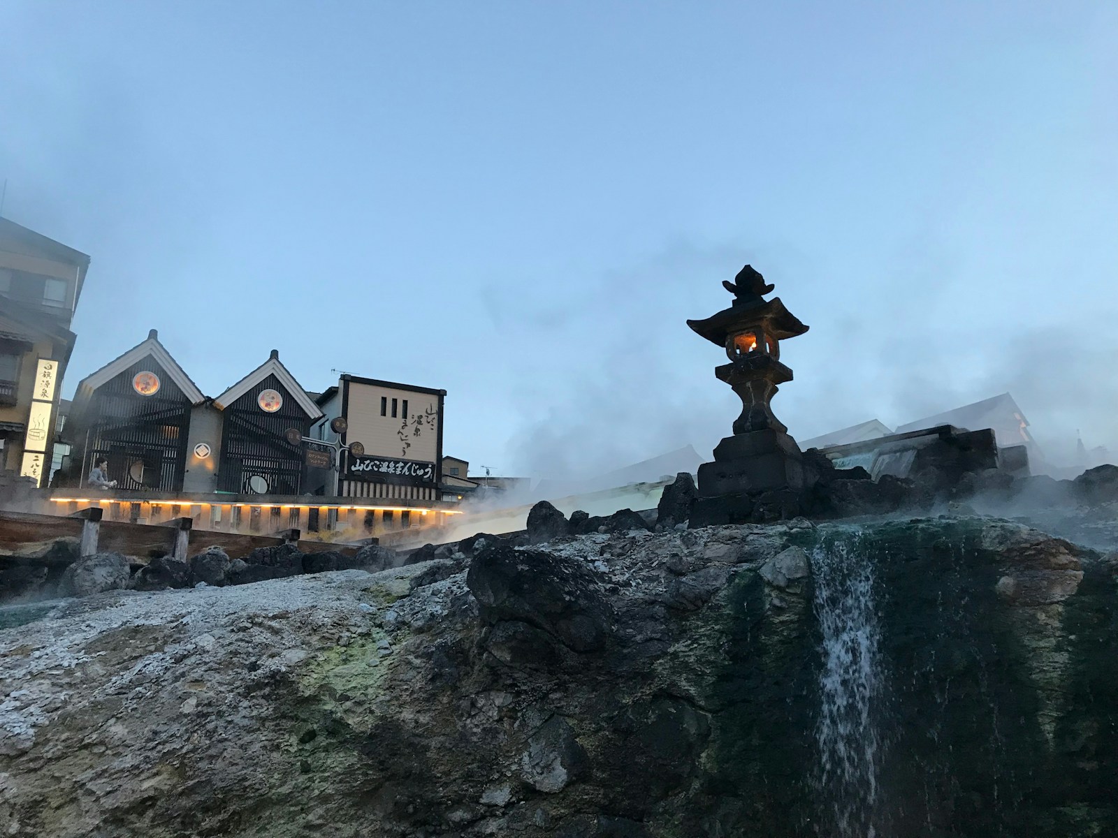 Onsen Hokkaido mùa đông với tuyết rơi