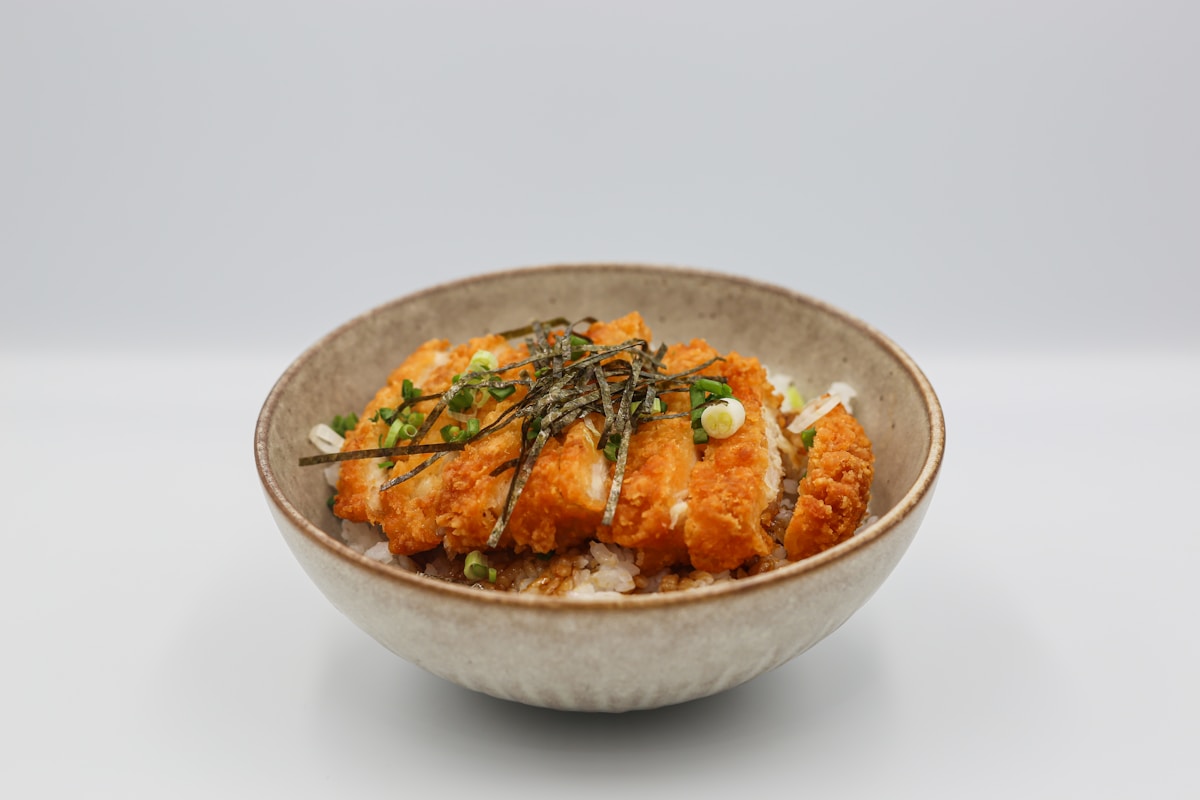 Bát cơm Nhật với gia vị miso và nước sốt