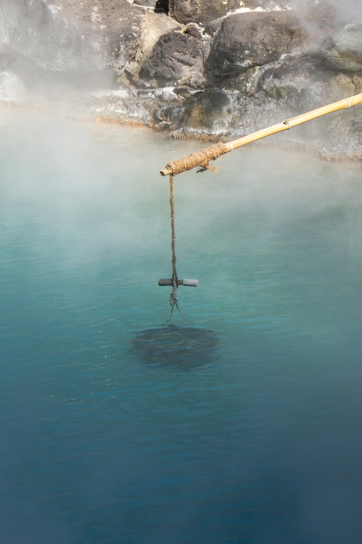 Suối nước nóng onsen Nhật Bản với gáo múc nước bằng gỗ truyền thống