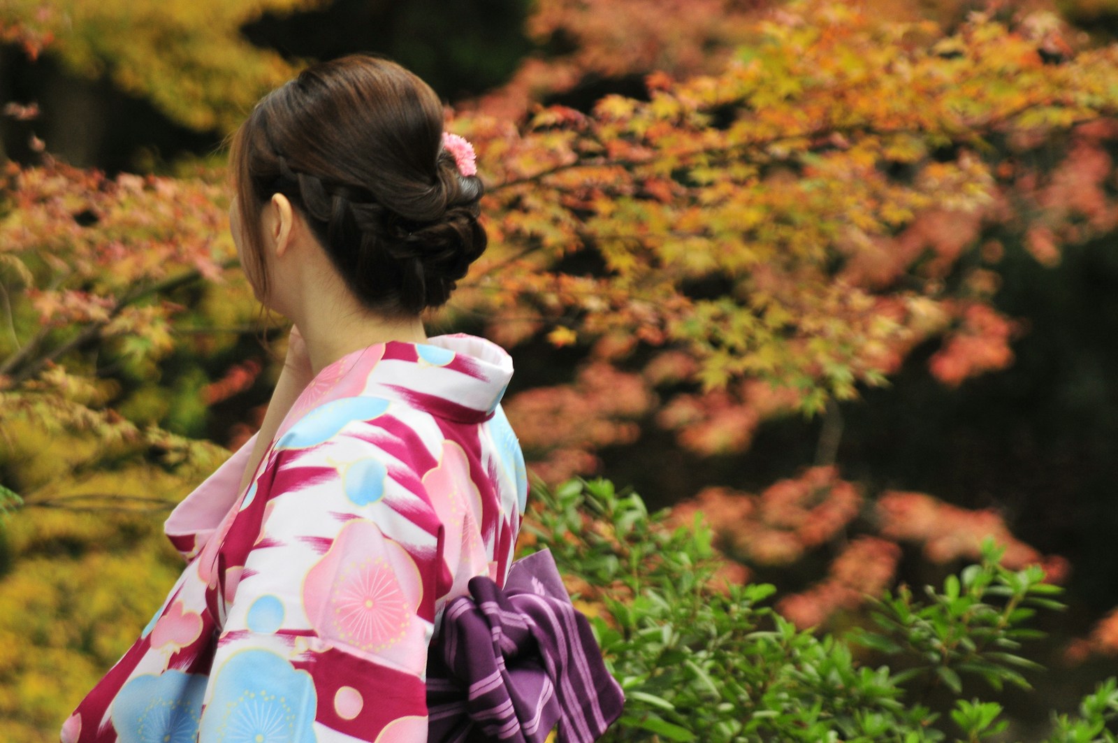 Du khách Việt Nam mặc kimono trên phố cổ Higashiyama Kyoto với hoa văn truyền thống