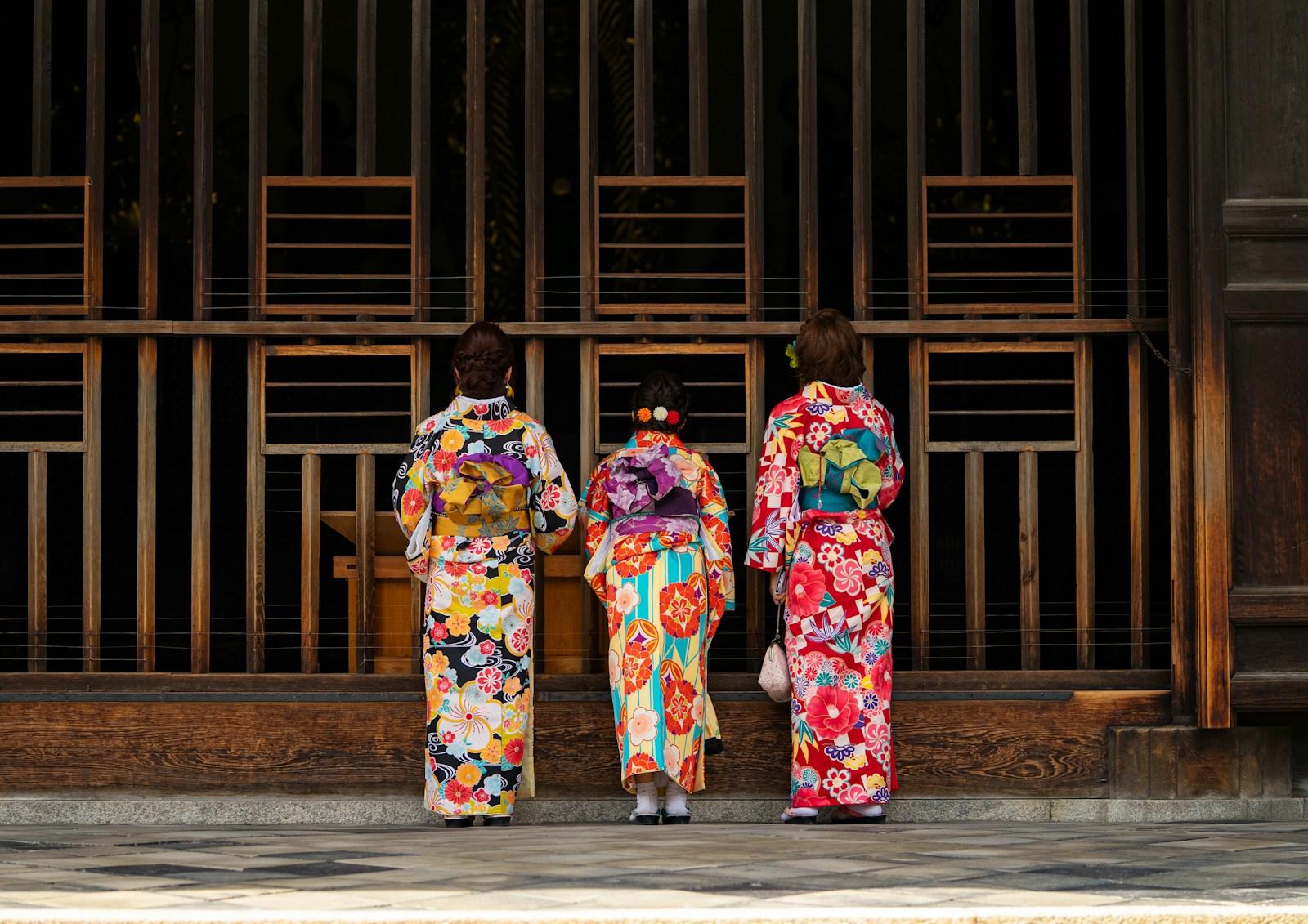 Du khách mặc kimono dạo bước trước chùa Senso-ji Asakusa Tokyo