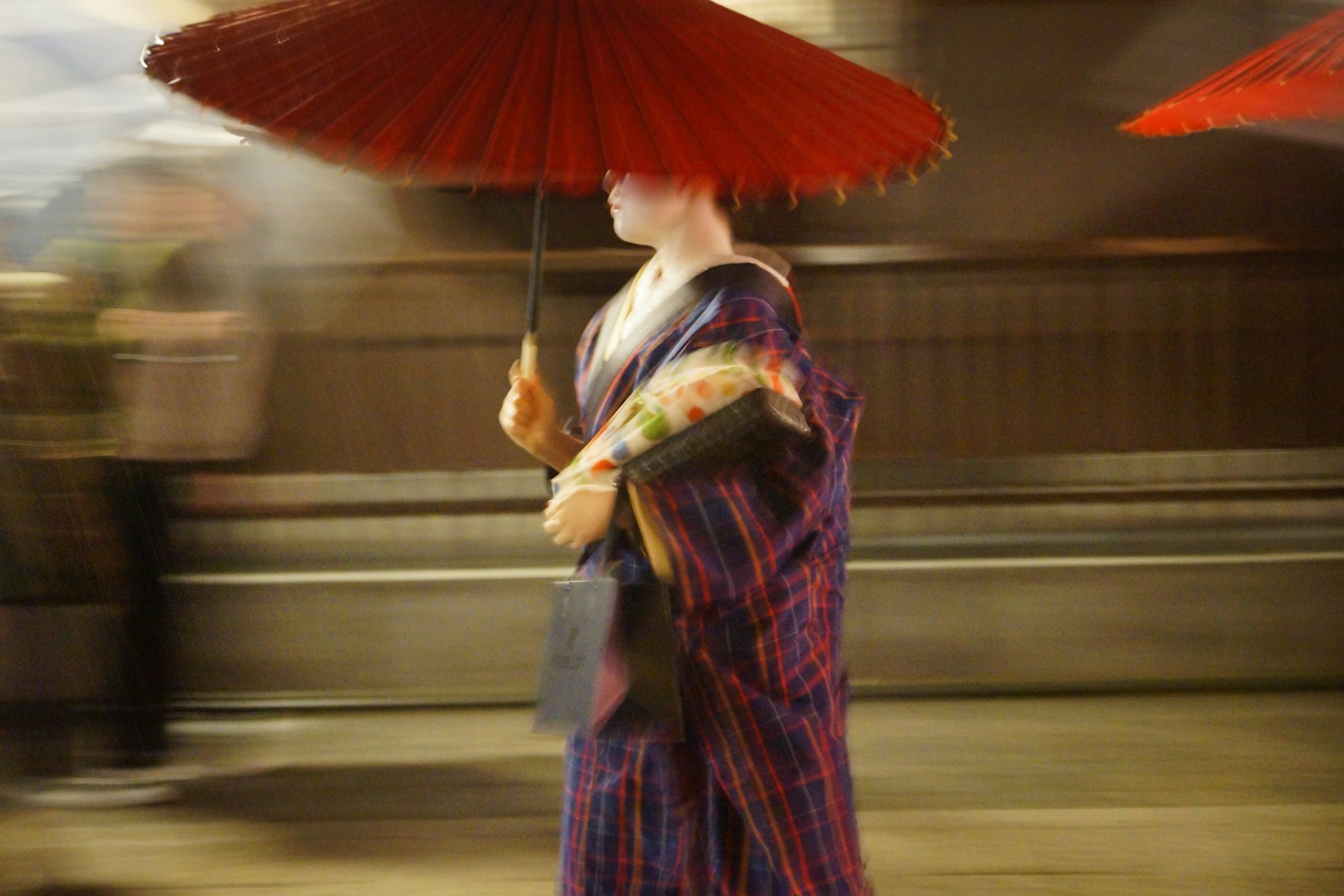 Phụ nữ mặc kimono cầm ô đi dạo phố cổ Nhật Bản