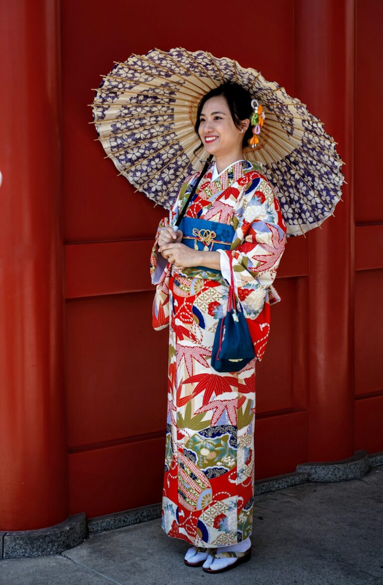 Phụ nữ mặc kimono truyền thống Nhật Bản màu đỏ trắng xanh