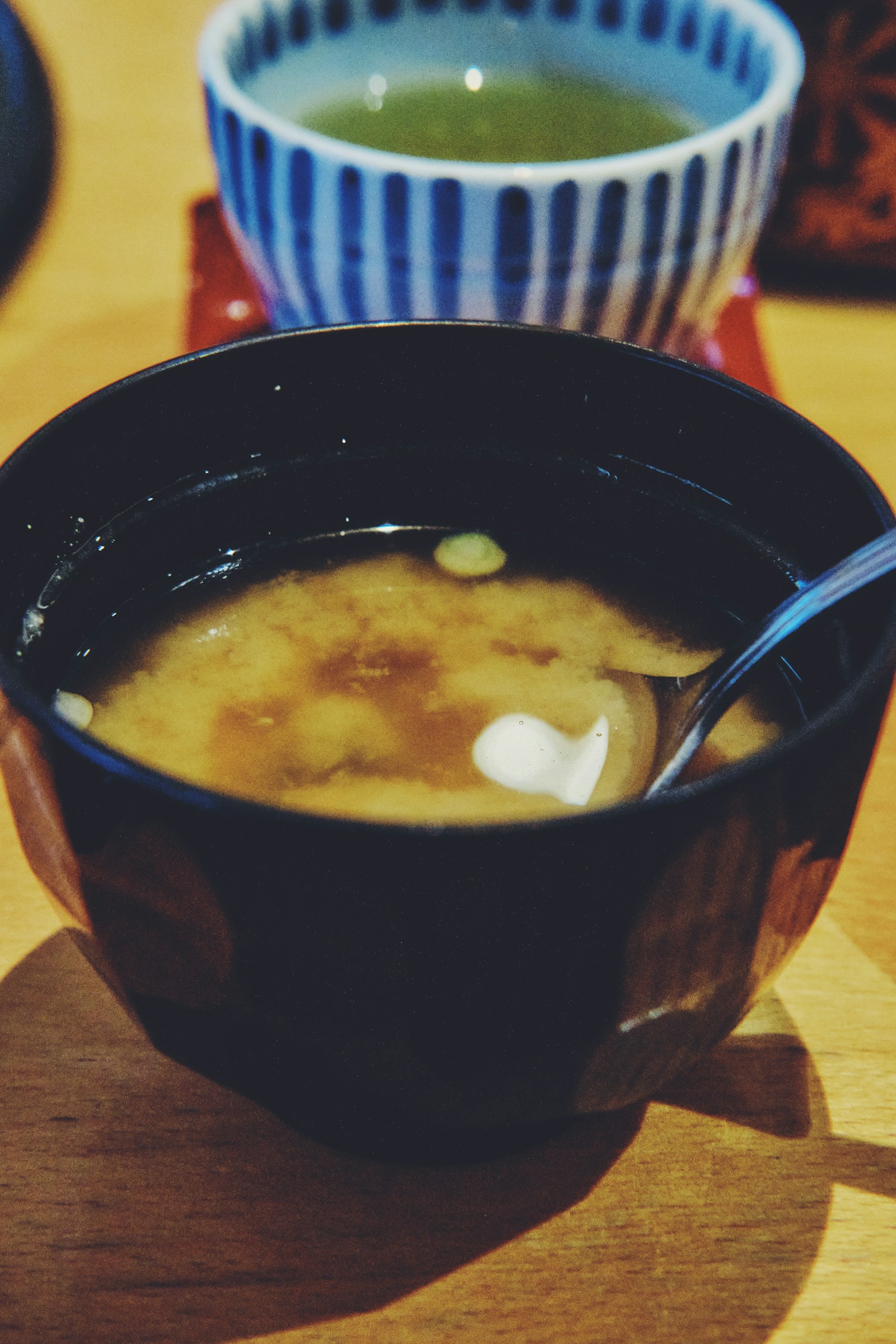 Tương miso nâu đậm đặc trong bát gốm sứ Nhật Bản truyền thống