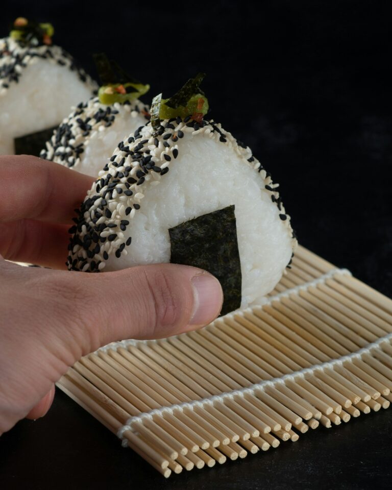 Onigiri cơm nắm truyền thống Nhật Bản hương vị ngon