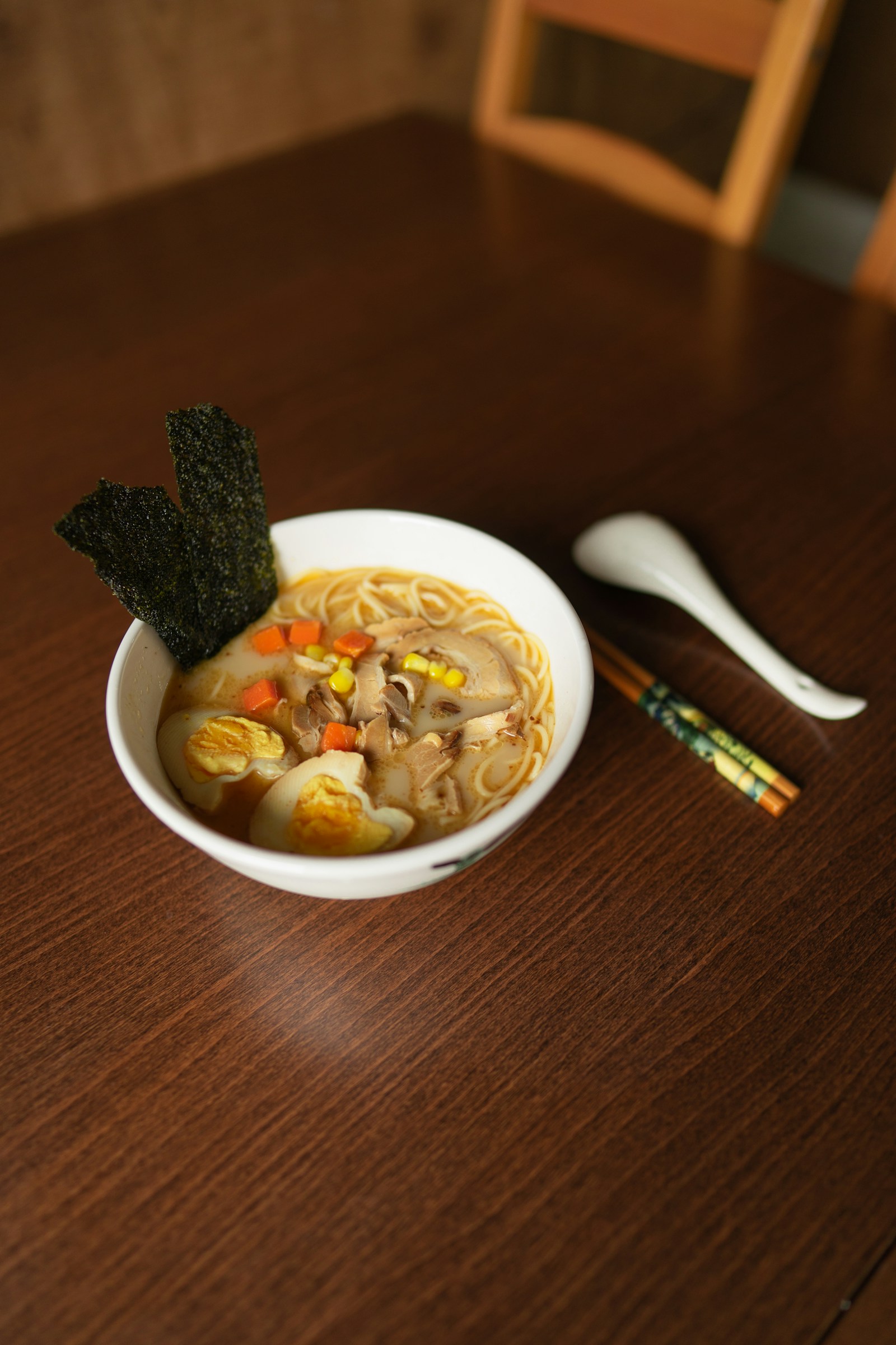 Bát mì ramen truyền thống Nhật Bản với trứng và thịt xá xíu