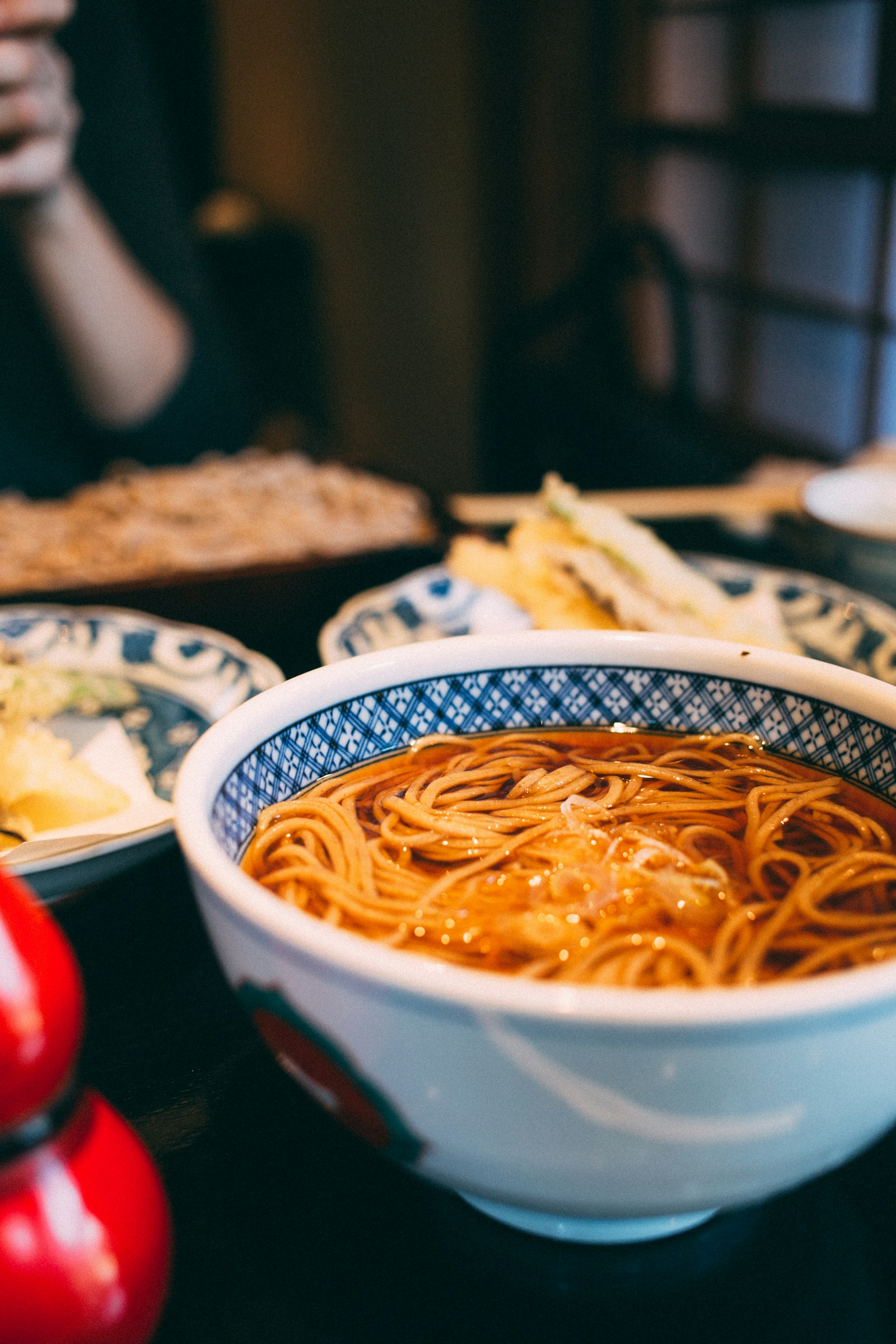 Bát mì ramen Kitakata Nhật Bản với sợi mì curly đặc trưng và nước dùng thanh nhẹ