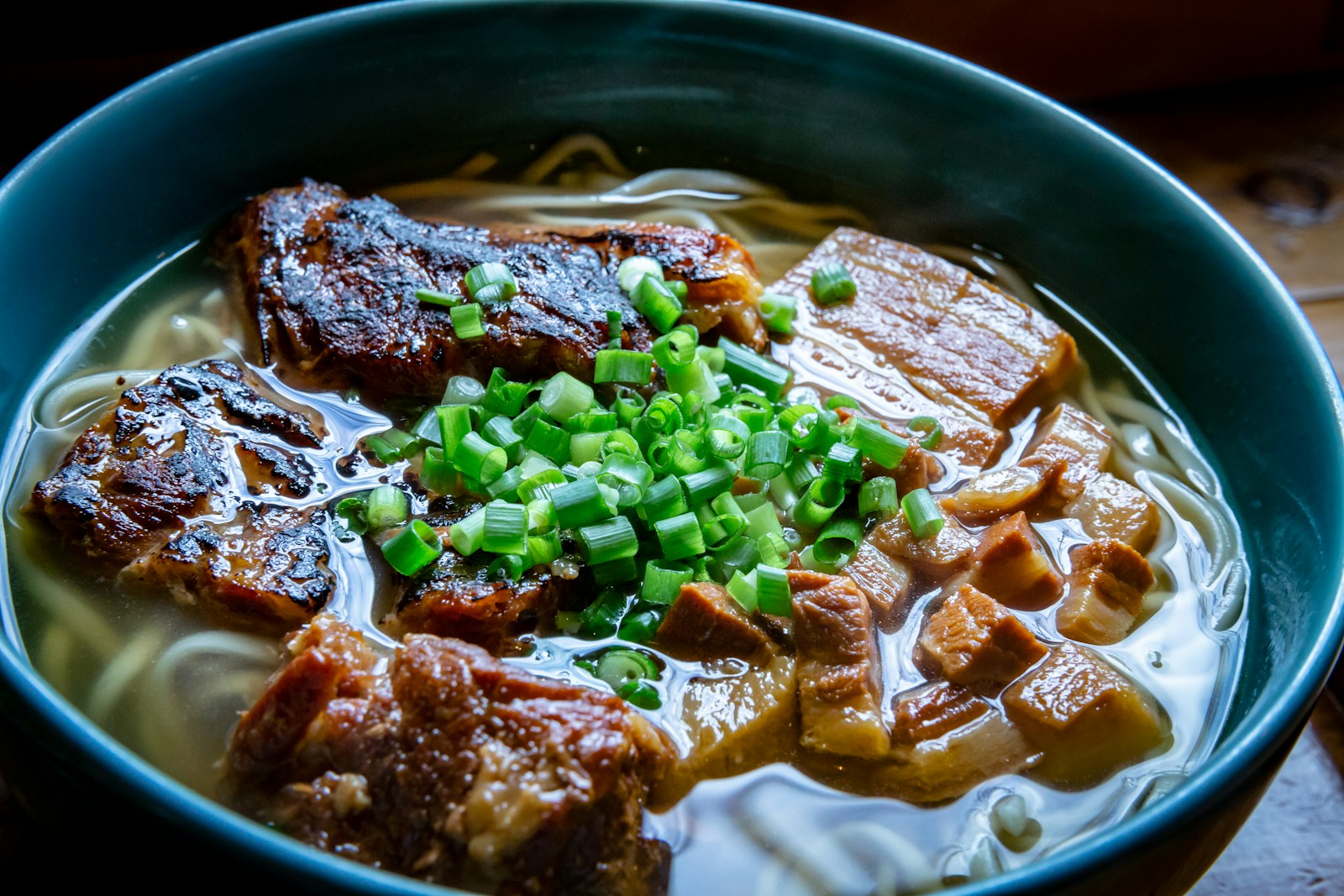Quán ramen Nhật Bản với không gian ấm cúng và tô mì thơm ngon
