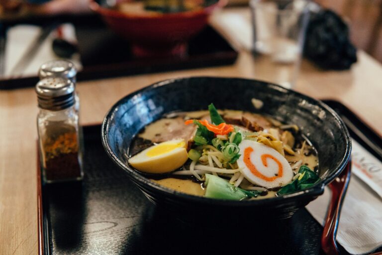 Tô ramen Nhật Bản truyền thống với nước dùng đậm đà và mì sợi thơm ngon