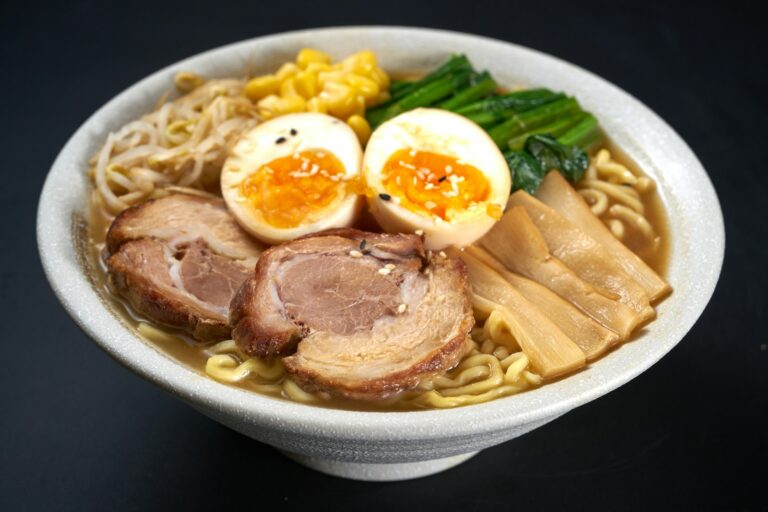 Tô ramen miso Sapporo Hokkaido với trứng, thịt và rau củ