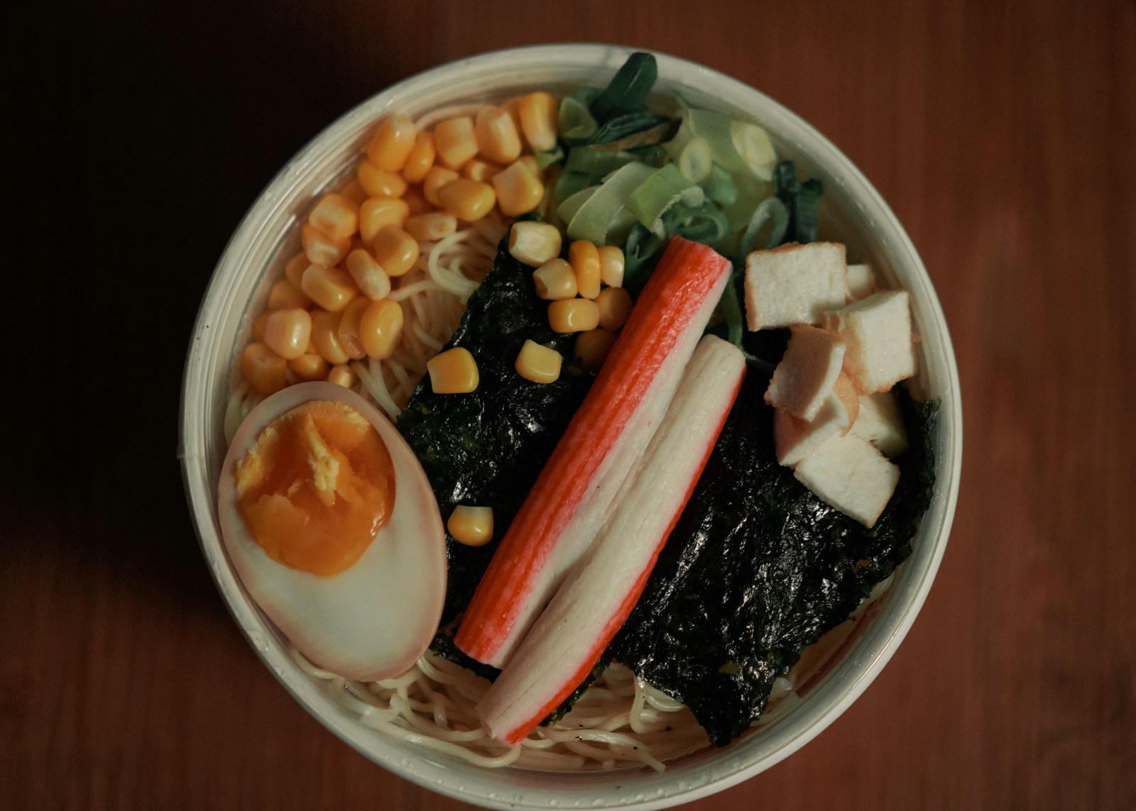 Ramen miso kiểu Sapporo với bắp ngô, cà rốt và trứng