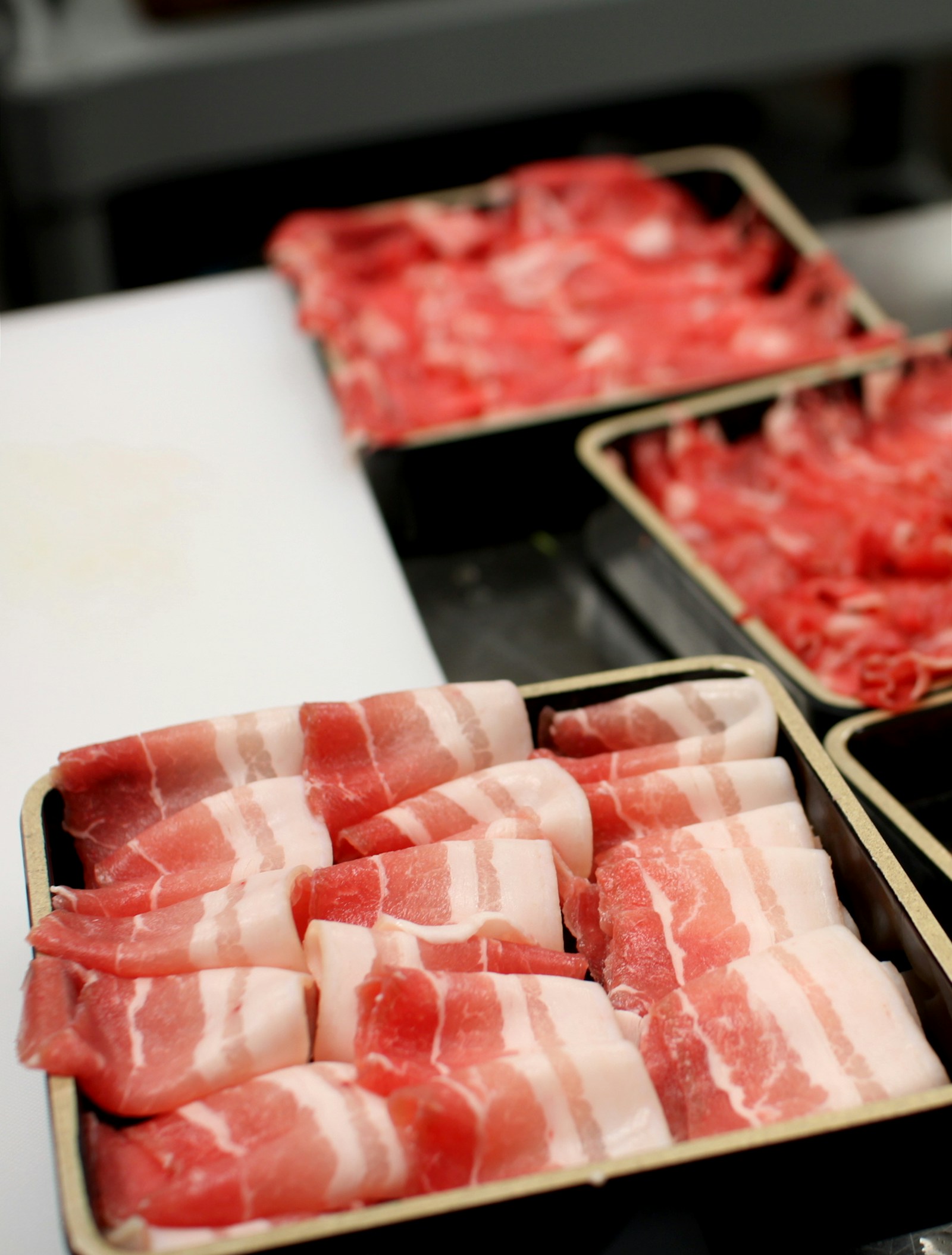 Thịt bò Wagyu thái lát mỏng dùng cho shabu-shabu và sukiyaki Nhật Bản