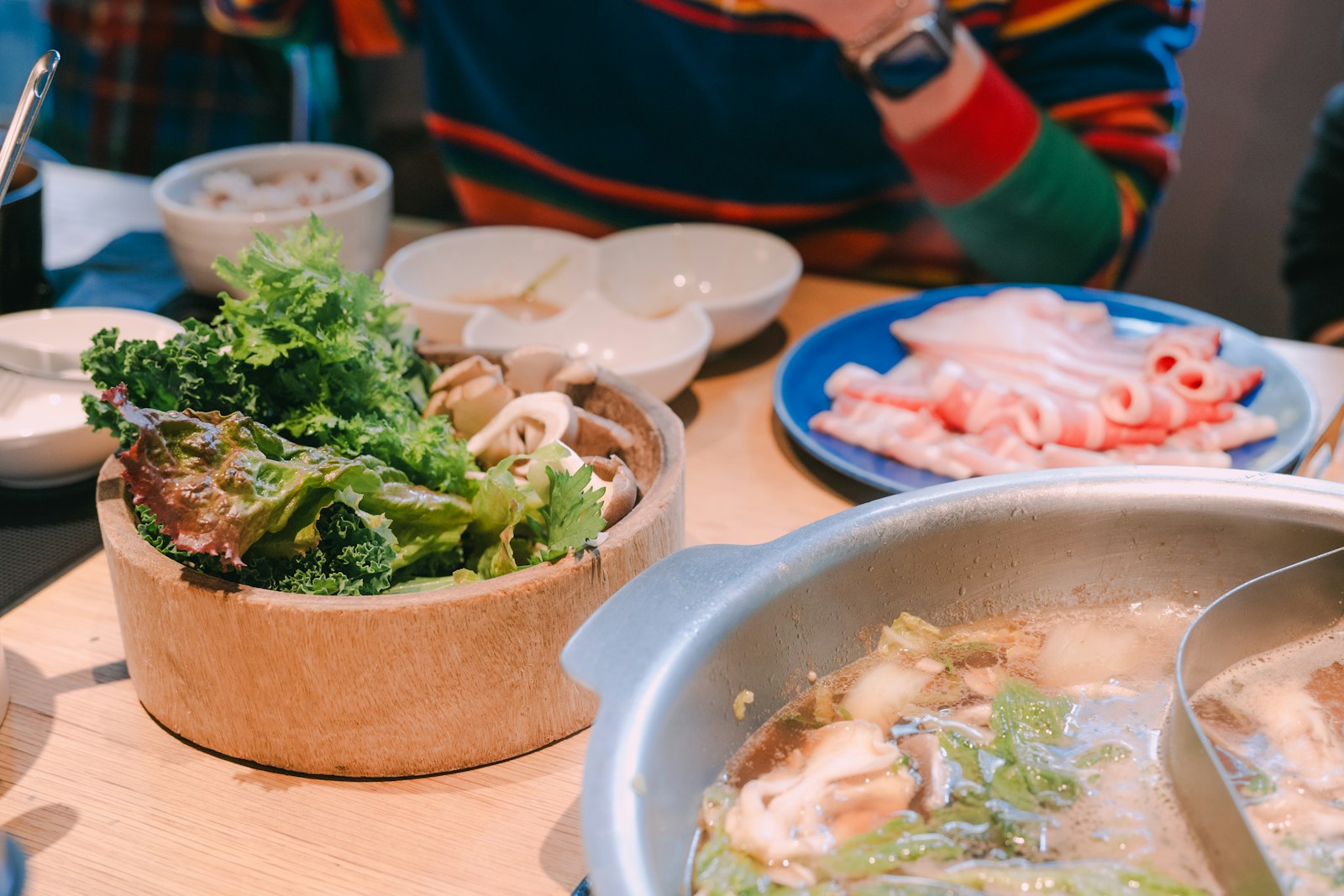 Bàn ăn lẩu Nhật Bản đầy đủ nguyên liệu tươi ngon cho shabu-shabu và sukiyaki