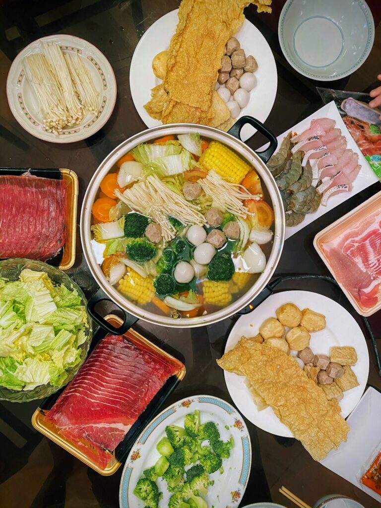 Shabu-shabu với rau củ tươi trong nồi lẩu Nhật Bản