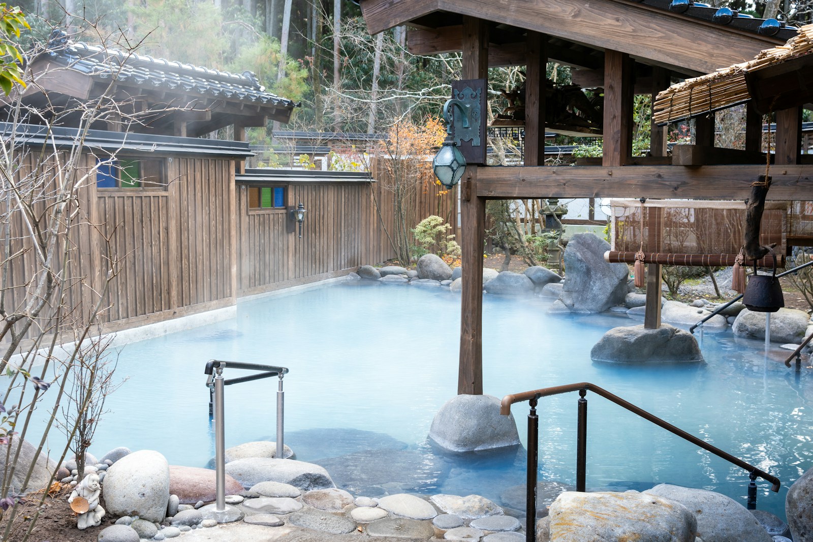 Onsen ngoài trời phong cách Nhật Bản trong vườn truyền thống Tohoku
