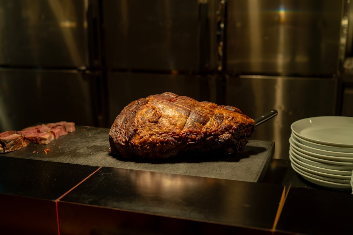 Thịt bò Wagyu Nhật Bản với vân mỡ tinh tế A5 tại nhà hàng cao cấp