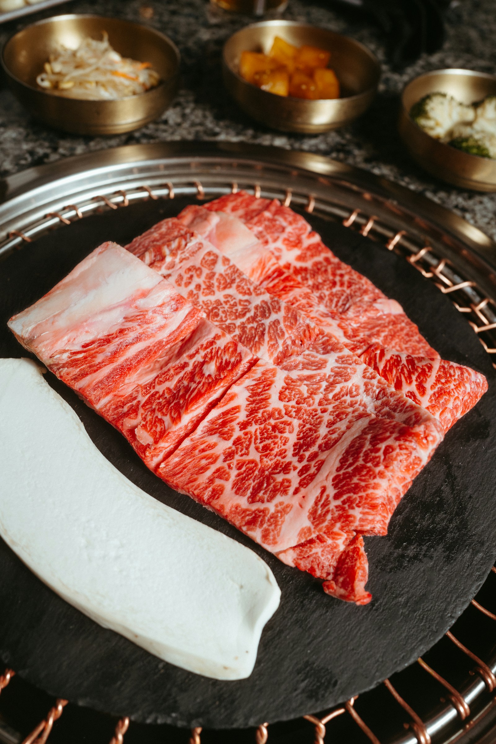 Nướng thịt bò wagyu trên bếp than hoa kiểu Nhật tại Osaka