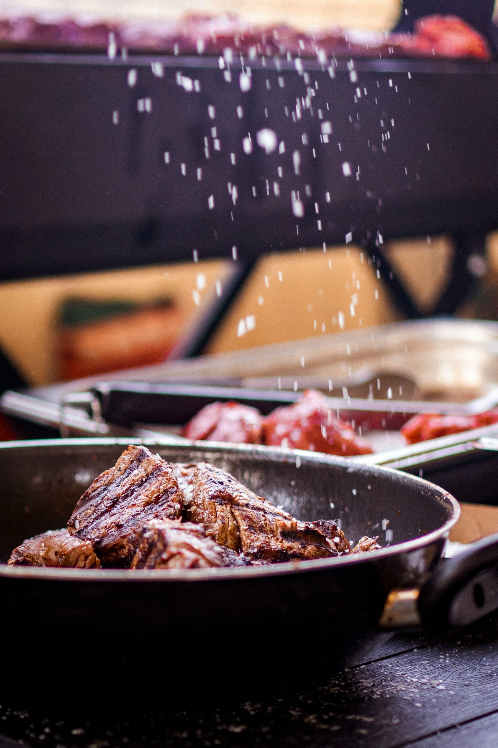 Món bò Wagyu thượng hạng trên đĩa theo phong cách Nhật Bản