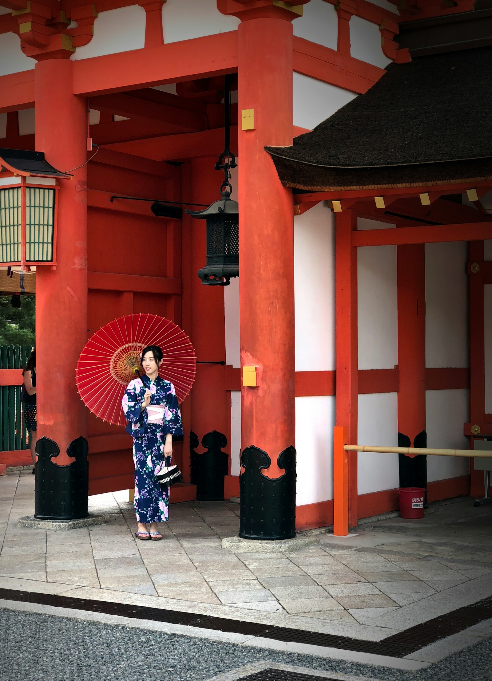 Phụ nữ mặc yukata truyền thống với ô đỏ tại lễ hội mùa hè Nhật Bản