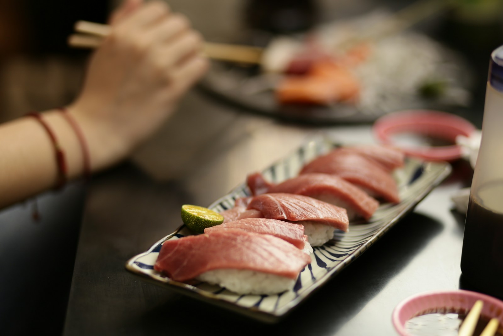 Sushi cá ngừ nigiri kiểu Edomae truyền thống Tokyo tươi ngon