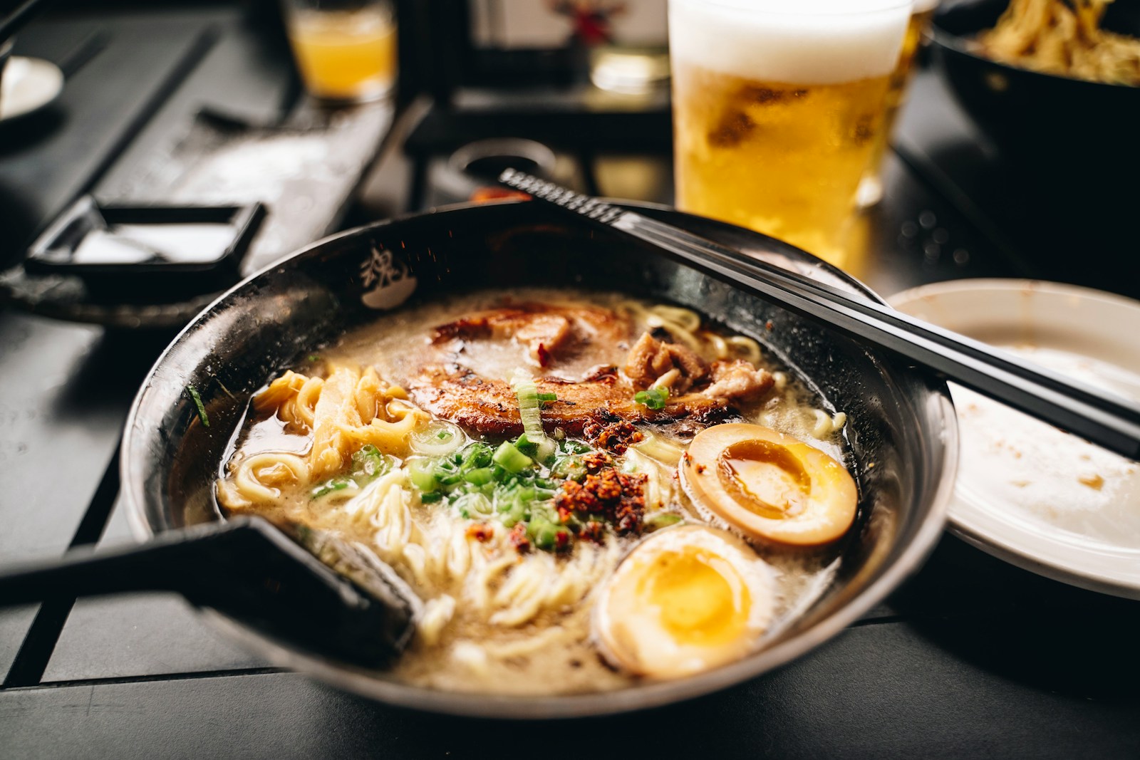 Tô ramen Hakata Fukuoka với nước dùng tonkotsu trắng đục và các topping truyền thống