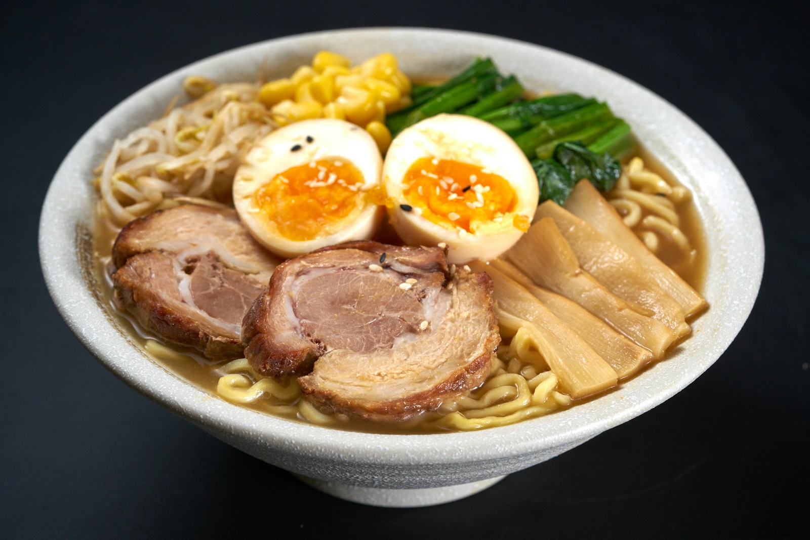 Khung cảnh quán ramen Hakata tại Fukuoka với thực khách đang thưởng thức