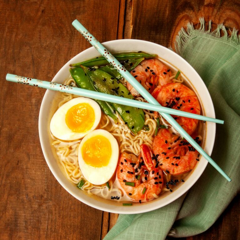 Bát ramen tonkotsu Hakata với trứng và thịt xá xíu