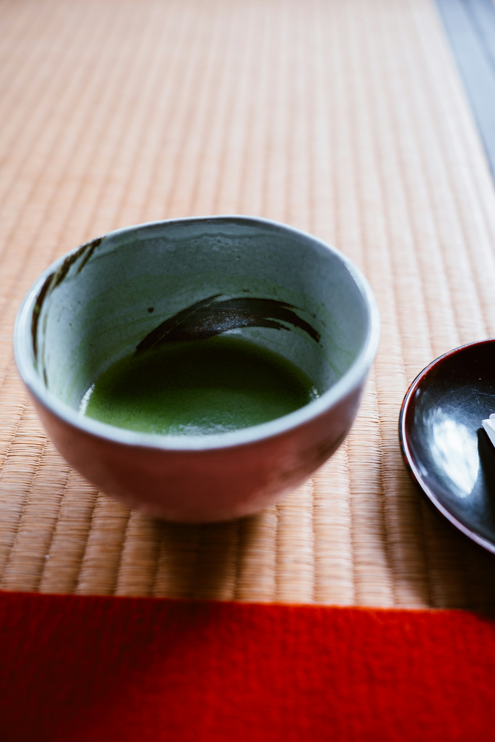 Lễ trà chà Nhật Bản với chén matcha xanh truyền thống