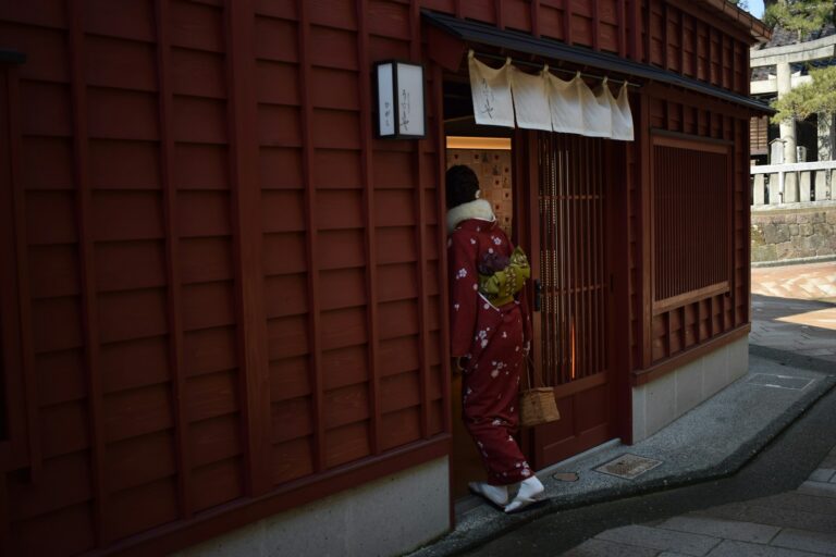 Phụ nữ mặc kimono đỏ ở Kanazawa Nhật Bản