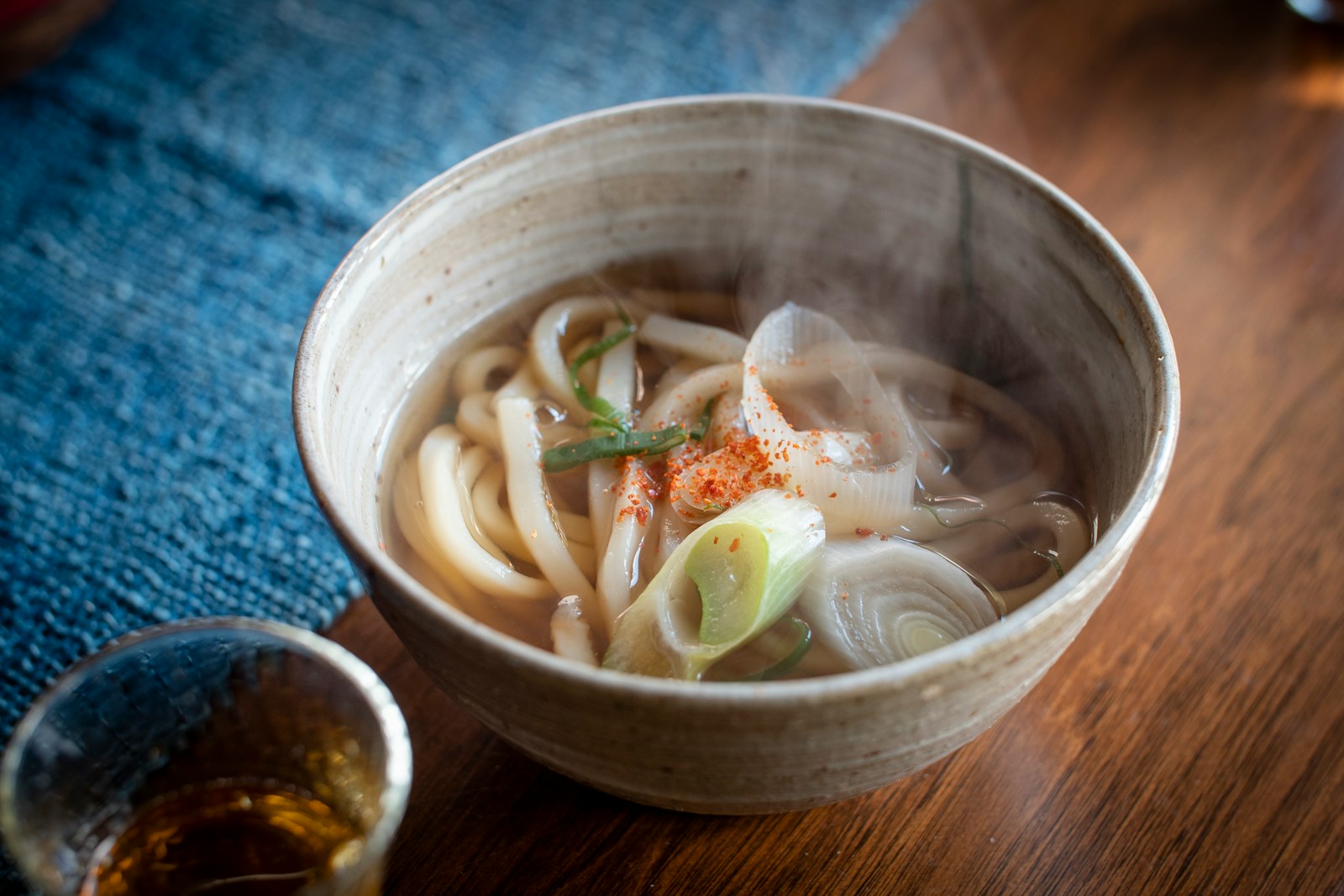 Bát canh miso Nhật Bản truyền thống với đậu phụ rong biển wakame và hành lá