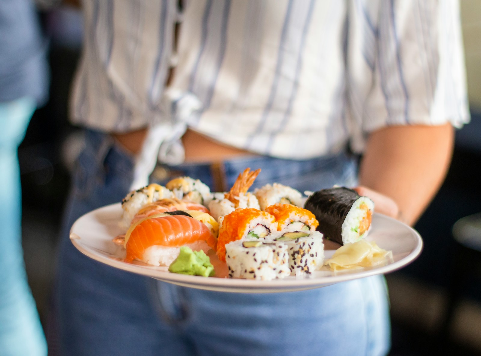Đĩa sushi nigiri tươi ngon tại nhà hàng Nhật Bản