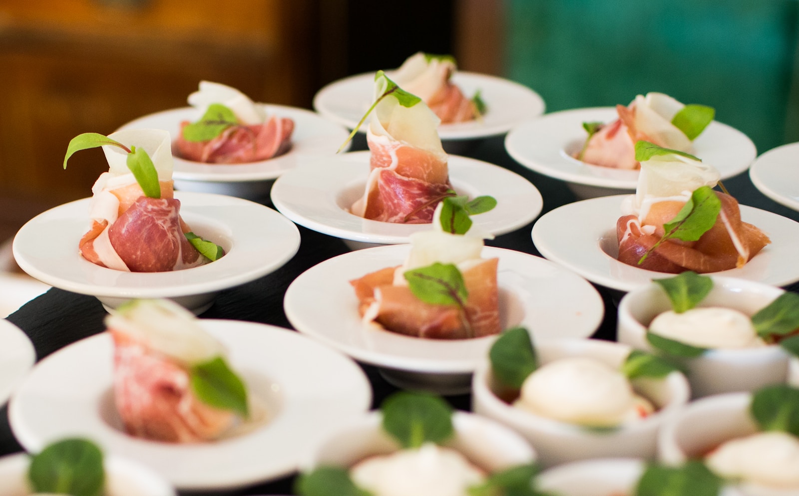 Nhiều đĩa sushi được bày biện đẹp mắt tại quán omakase Nhật Bản