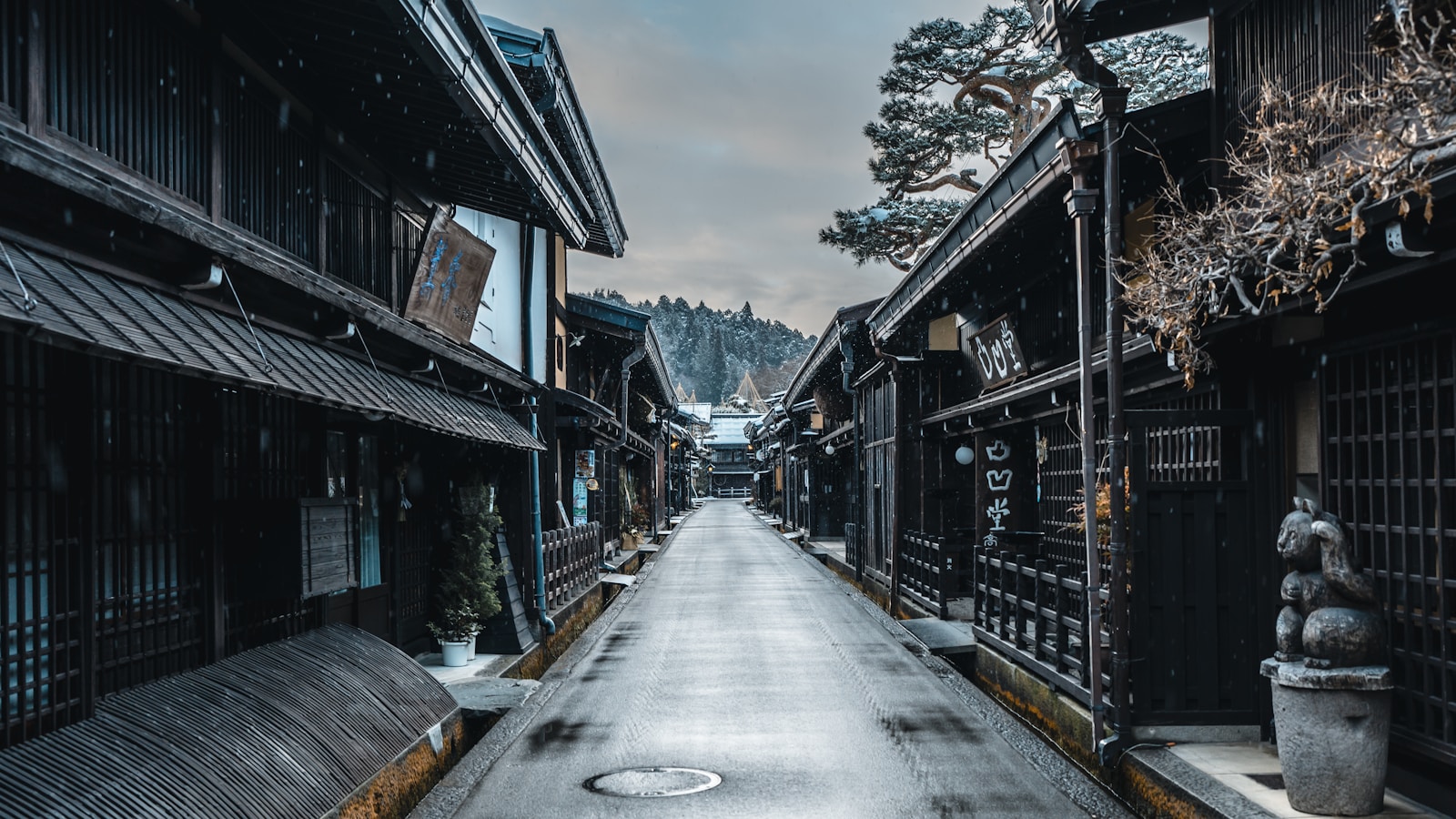 Phố đi bộ tại thị trấn onsen truyền thống Nhật Bản với du khách mặc yukata
