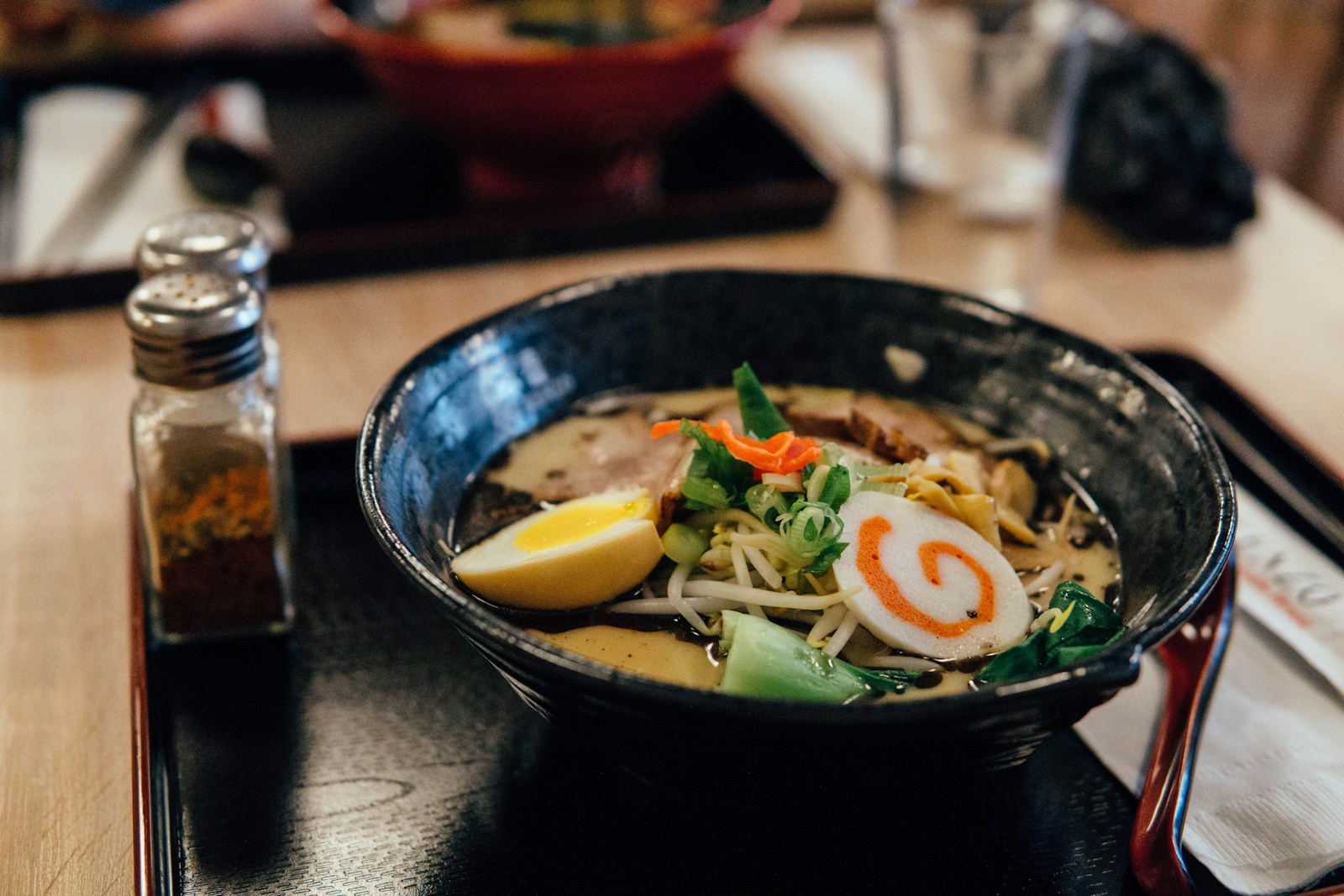 Các loại ramen Nhật Bản shoyu tonkotsu miso shio trong tô sứ nâu