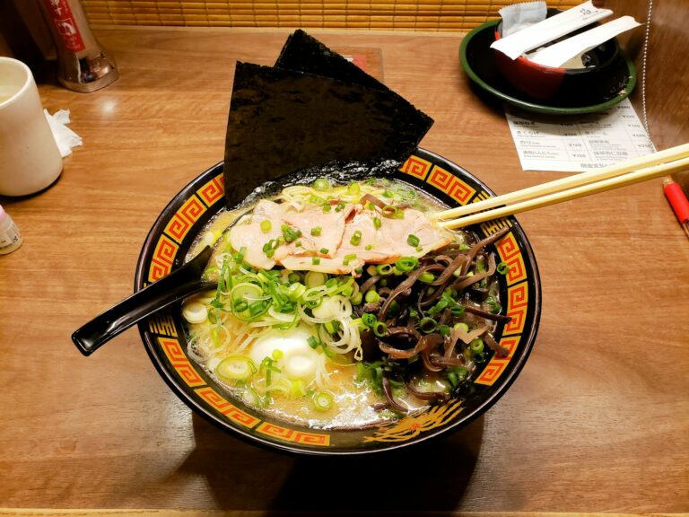 Tô ramen Nhật Bản truyền thống với sợi mì vàng và nước dùng đặc trưng