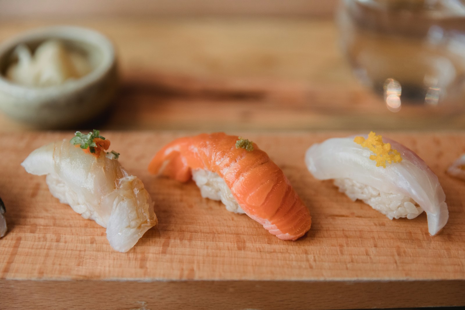Mâm sashimi đa dạng tại nhà hàng Nhật Bản cao cấp