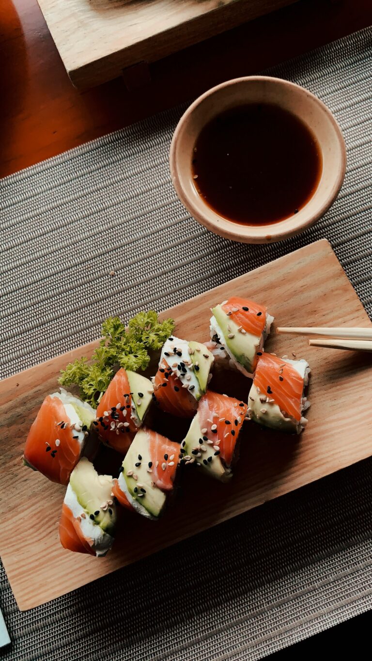 Sushi nigiri và sashimi trên đĩa trắng tại nhà hàng Nhật Bản