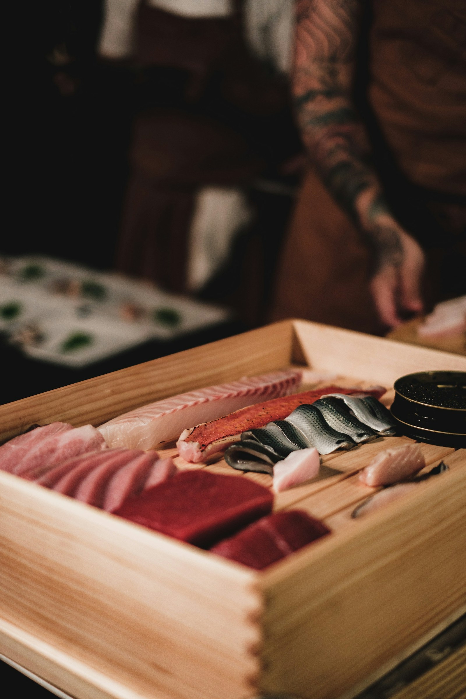 Hộp sushi Nhật Bản với nhiều loại nigiri và maki đặc sắc