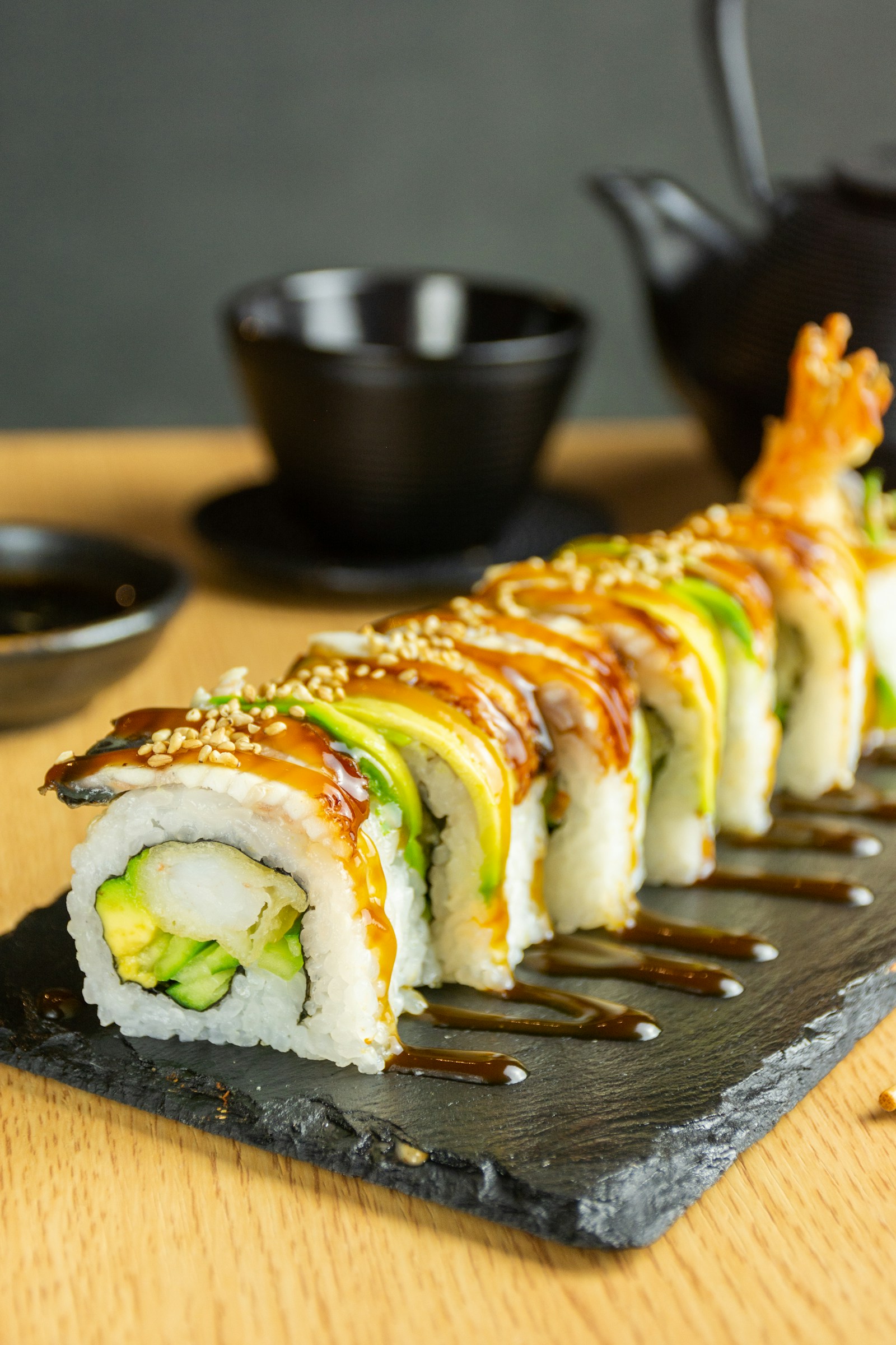 Sushi Nhật Bản trên khay gỗ truyền thống tại nhà hàng Nhật