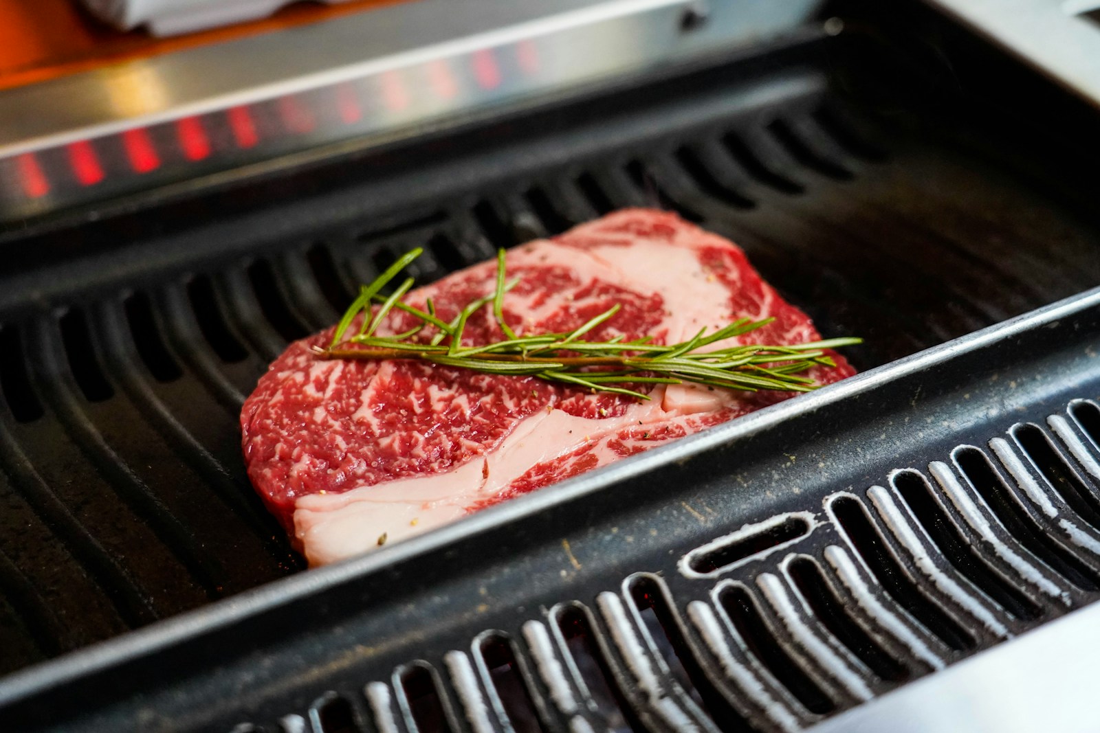 Thịt nướng yakiniku trên vỉ nướng Nhật Bản