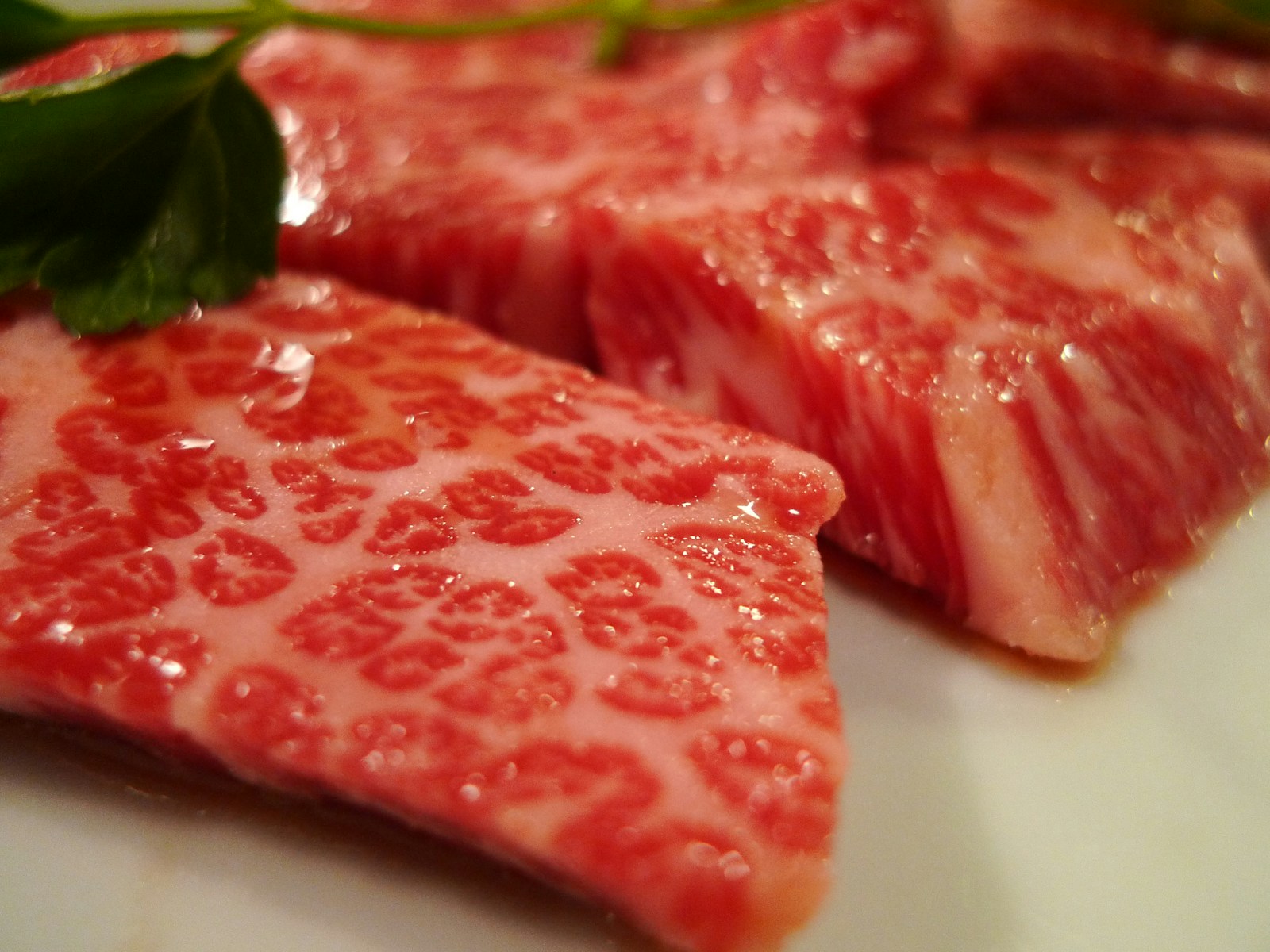 Đĩa thịt yakiniku đa dạng phục vụ tại nhà hàng Nhật