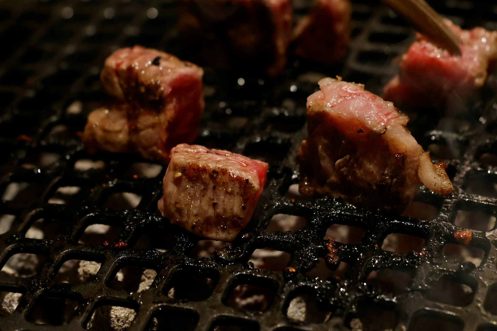 Thịt bò wagyu nướng trên than hoa tại nhà hàng yakiniku