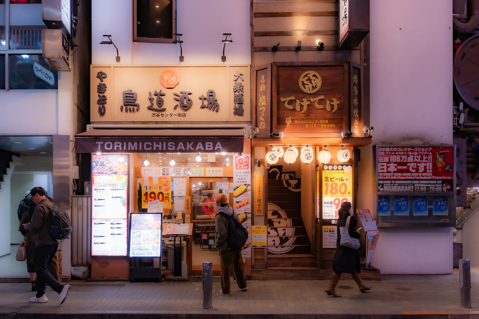 Không gian nội thất izakaya buổi tối — bàn gỗ và không gian uống rượu Nhật Bản truyền thống