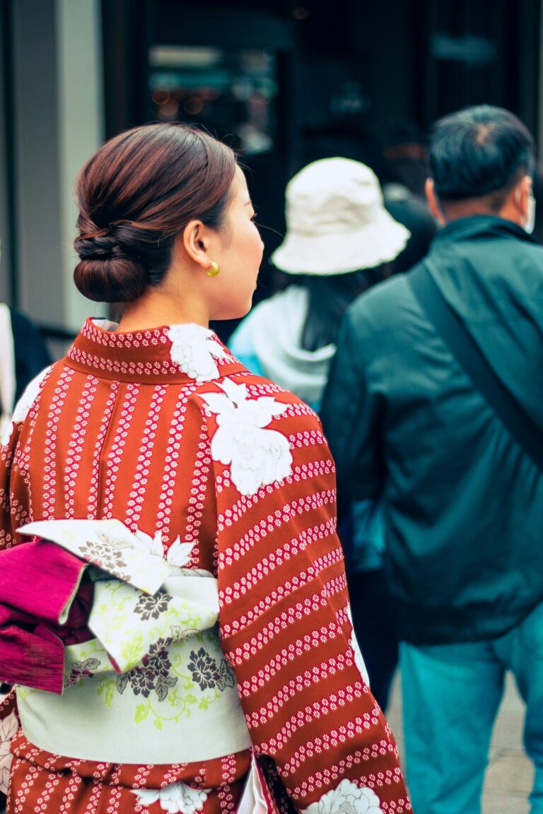 Phụ nữ mặc kimono đỏ trắng đi trên phố Nhật Bản